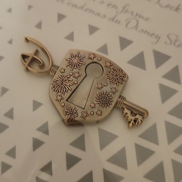 Disney Lock and Key Pin Brooch 2021 BNIB - Picture 2 of 4